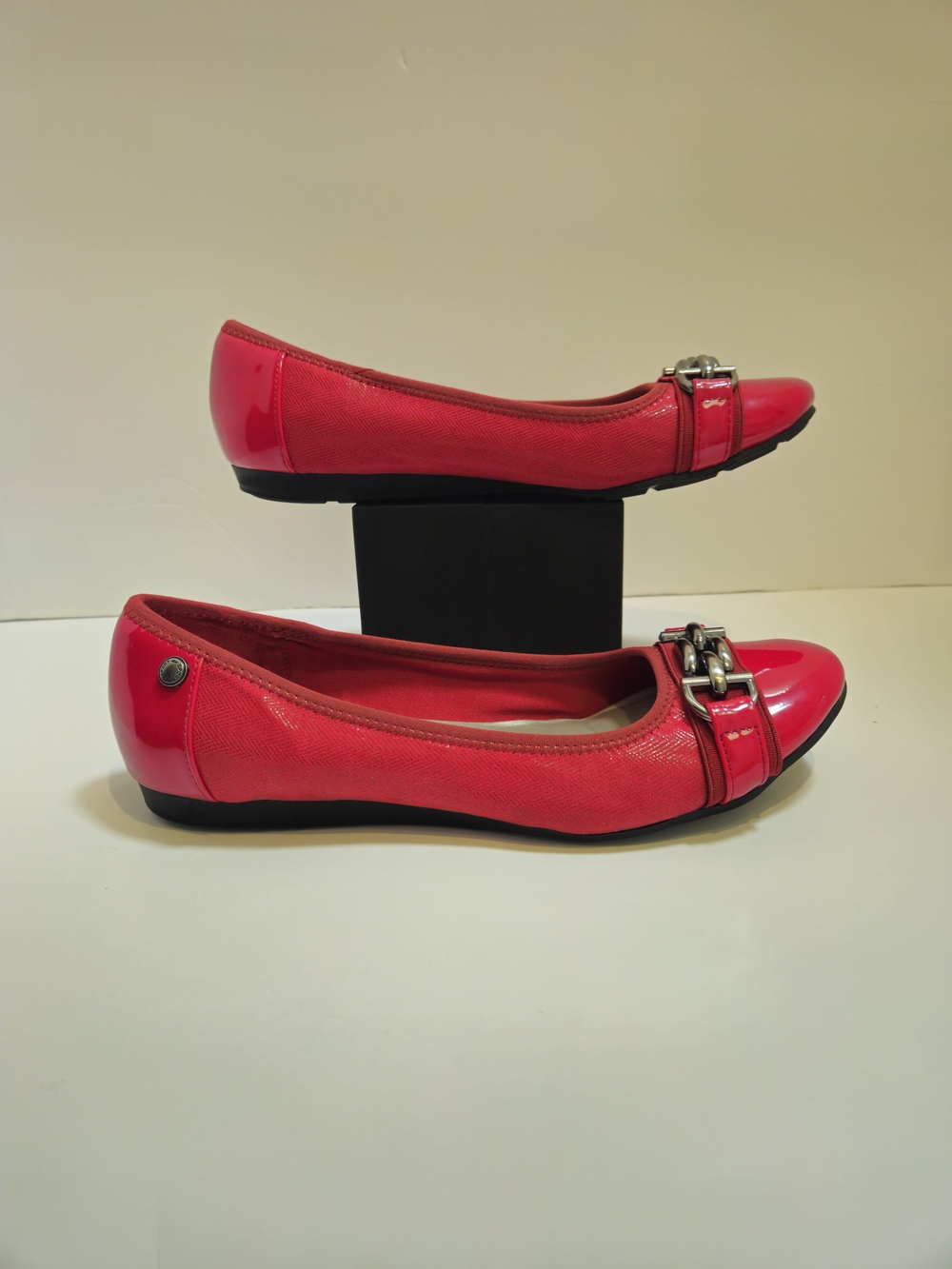 AK Anne Klein Sport Womens Ballet Flats Red Chain Detail Round Toe Slip On 8.5M - Picture 3 of 15